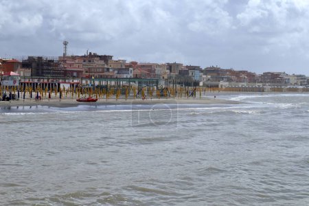 Lido di Ostia, Lazio, Italia - 3 de mayo de 2024: Lungomare Toscanelli playa con mar agitado