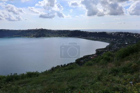Nemi, Latium, Italien - 3. Mai 2024: Panorama des Lago Albano und Castel Gandolfo von der Via dei Laghi aus