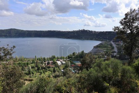 Nemi, Latium, Italie - 3 mai 2024 : Panorama du lac Albano et Castel Gandolfo de Via dei Laghi