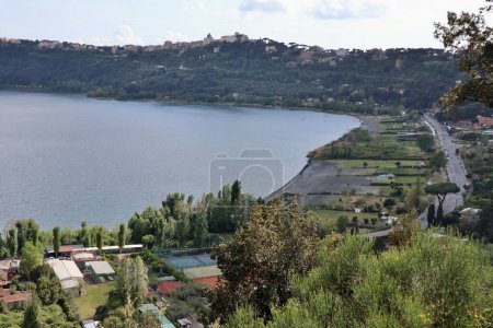 Nemi, Latium, Italien - 3. Mai 2024: Panorama des Lago Albano und Castel Gandolfo von der Via dei Laghi aus