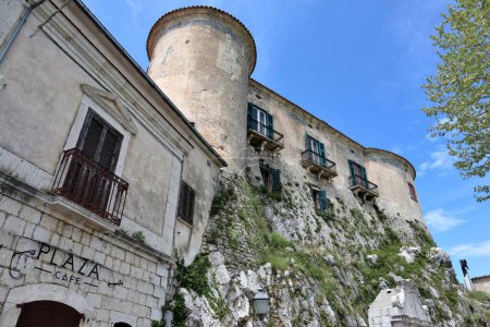 Macchiagodena, Molise, Italia - 7 de mayo de 2024: Castillo Baronial o Castillo de Pandone del siglo XI, en Piazza Ottavio De Salvio, con vistas al pueblo