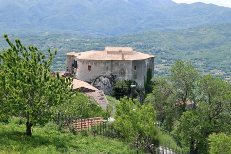 Macchiagodena, Molise, Italien - 7. Mai 2024: Baronisches Schloss oder Pandone-Schloss aus dem 11. Jahrhundert, auf der Piazza Ottavio De Salvio, mit Blick auf das Dorf