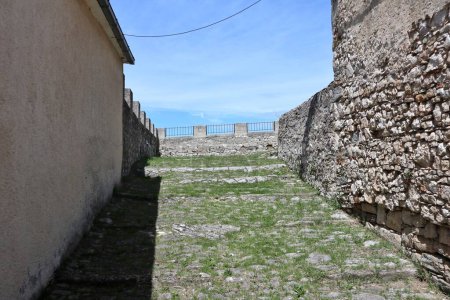 Macchiagodena, Molise, Italien - 7. Mai 2024: Baronisches Schloss oder Pandone-Schloss aus dem 11. Jahrhundert, auf der Piazza Ottavio De Salvio, mit Blick auf das Dorf
