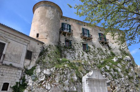 Macchiagodena, Molise, Italie - 7 mai 2024 : Château Baronnial ou Château Pandone du 11ème siècle, Piazza Ottavio De Salvio, surplombant le village