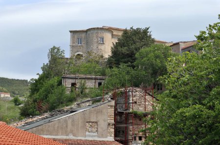 Macchiagodena, Molise, Italia - 7 de mayo de 2024: Castillo Baronial o Castillo de Pandone del siglo XI, en Piazza Ottavio De Salvio, con vistas al pueblo