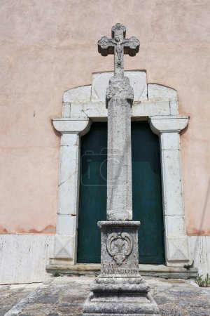 Macchiagodena, Molise, Italien - 7. Mai 2024: Kirche San Lorenzo aus dem achtzehnten Jahrhundert, erbaut im dreizehnten Jahrhundert am Fuße des Schlosses in der Via Francesco Jovine