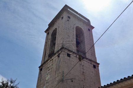 Macchiagodena, Molise, Italia - 7 de mayo de 2024: Iglesia de San Nicola di Bari del siglo XVII, construida en el siglo XIII al pie del castillo en Via