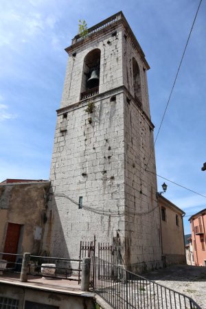 Macchiagodena, Molise, Italie - 7 mai 2024 : Eglise du XVIIe siècle de San Nicola di Bari, construite au XIIIe siècle au pied du château dans la Via