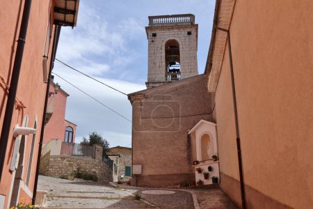 Macchiagodena, Molise, Italia - 7 de mayo de 2024: Iglesia de San Nicola di Bari del siglo XVII, construida en el siglo XIII al pie del castillo en Via