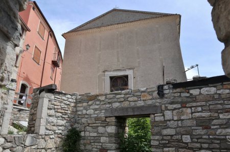 Macchiagodena, Molise, Italien - 7. Mai 2024: Kirche San Nicola di Bari aus dem 17. Jahrhundert, erbaut im 13. Jahrhundert am Fuße des Schlosses in der Via