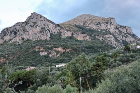 Marina del Cantone - 5 septembre 2023 : Vue du Monte San Costanzo qui descend jusqu'à la fin de Punta Campanella, marquant la frontière entre la côte amalfitaine, sur le golfe de Salerne, et la côte de Sorrente, sur le golfe de Naples