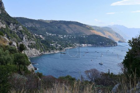 Massa Lubrense - 6. September 2023: Panorama vom Weg, der vom kleinen Dorf Nerano zur Bucht von Ieranto führt