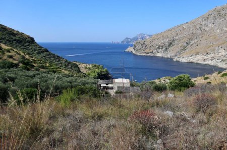 Massa Lubrense - 6. September 2023: Panorama vom Weg, der vom kleinen Dorf Nerano zur Bucht von Ieranto führt