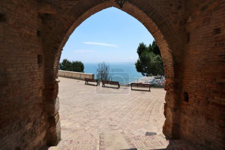 Vasto, Abruzzen, Italien - 29. Mai 2024: Panorama von Vasto Marina und dem Golfo d 'Oro, wo die Costa dei Trabocchi bis Ortona beginnt