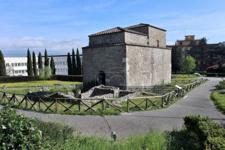 Benevento, Kampanien, Italien - 26. März 2023: Die Kirche von SantIlario wurde von den Langobarden im 7. Jahrhundert auf bereits bestehenden römischen Bauten erbaut. Nach der Restaurierung im Jahr 2003 beherbergt es ein Videomuseum des Trajanbogens