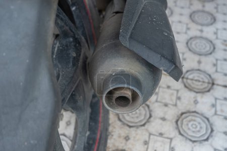 Vue rapprochée d'un tuyau d'échappement de moto, capturé en détail - Vue détaillée du tuyau d'échappement de moto