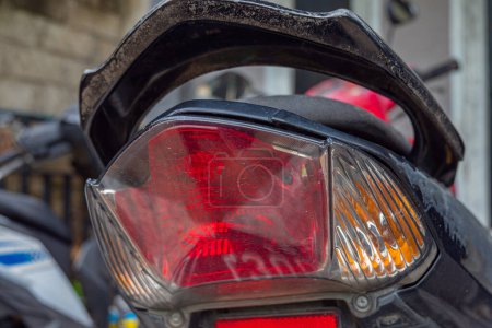 Nahaufnahme eines roten Rücklichts für Motorräder, Erfassung der Details und der Textur - Detailansicht eines alternden Rücklichts für Motorräder