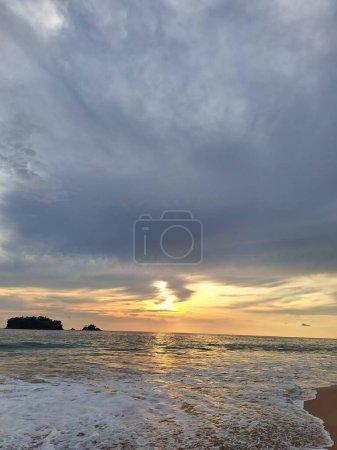 Puesta de sol en la playa, Aceh Jaya Regency, provincia de Aceh, Indonesia