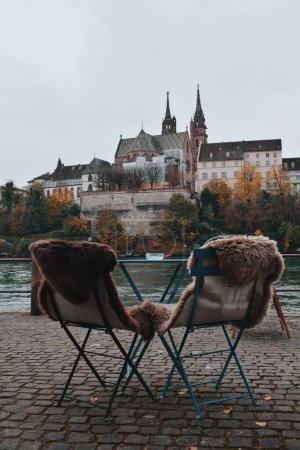 Téléchargez les photos : Photo prise sur les rives du Rhin à Bâle, Suisse, le 18 novembre 2019 - en image libre de droit