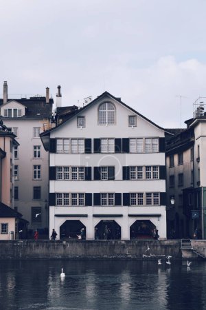 Téléchargez les photos : Vieille maison sur les rives de la rivière dans la ville de Zurich en Suisse le novembre 19, 2019 - en image libre de droit
