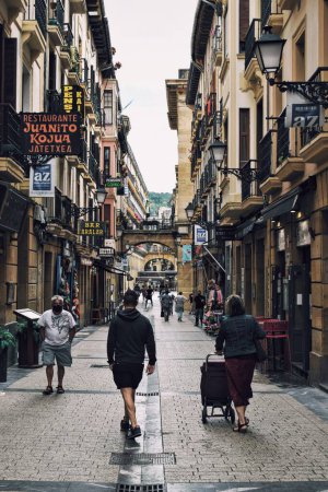 Téléchargez les photos : Rue du centre de Saint Sébastien au Pays Basque en Espagne le 21 juin 2021 - en image libre de droit
