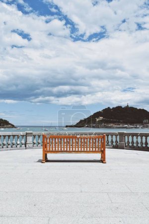 Foto de Banco situado frente a la bahía de San Sebastián en el País Vasco en España el 21 de junio de 2021 - Imagen libre de derechos
