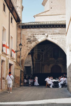 Téléchargez les photos : Ville de Tudela décorée pour les célébrations, Espagne, le 27 juillet 2023 - en image libre de droit