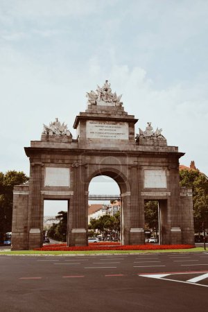 Téléchargez les photos : Puerta de Toledo à Madrid en Espagne le septembre 21, 2021 - en image libre de droit