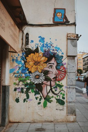 Foto de Arte urbano en una esquina de Madrid en España en septiembre 21, 2021 - Imagen libre de derechos