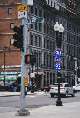 Téléchargez les photos : Panneaux de signalisation au centre-ville de Boston, aux États-Unis, le 14 février 2020 - en image libre de droit