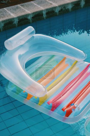 Foto de Alfombra inflable colorida en una piscina, Barcelona, España, en Agosto 6, 2023 - Imagen libre de derechos