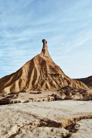 Foto de Paisaje del desierto con diversas formas geológicas abstractas en las Bardenas Reales de Navarra, España, el 26 de diciembre de 2023 - Imagen libre de derechos
