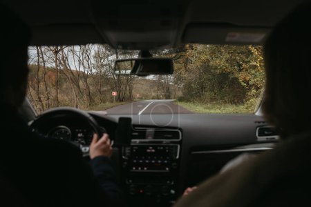 Foto de Vista trasera de un hombre irreconocible y una mujer conduciendo un coche en la carretera del país, concepto de viaje por carretera - Imagen libre de derechos