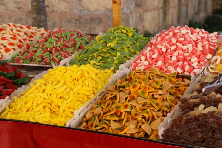 Puesto de golosinas en el mercado. Candy stall in the market.
