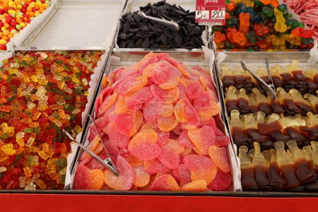 Puesto de golosinas en el mercado. Candy stall in the market.