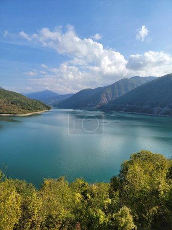 El embalse de agua de Zhinvali es una presa hidroeléctrica en el río Aragvi en las montañas del Cáucaso en Zhinvali, Georgia..