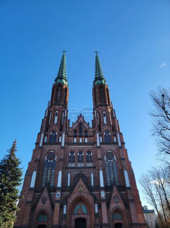Foto de La majestuosa Catedral de San Florián en Varsovia, con su impresionante arquitectura gótica y detalles intrincados, se erige como un símbolo de fe y tradición en el corazón de la ciudad. Varsovia, Polonia - Imagen libre de derechos