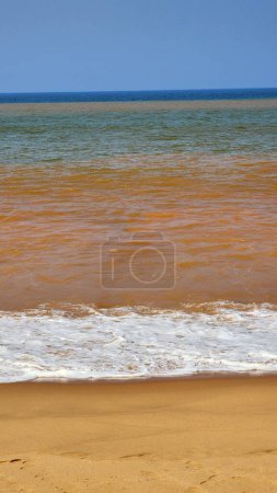 Foto de Agua de mar de varios colores. Agua de mar turbulenta - Imagen libre de derechos