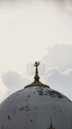 Hermosa vista de Masududi Gopuram. Mezquita y hermosa vista al atardecer.