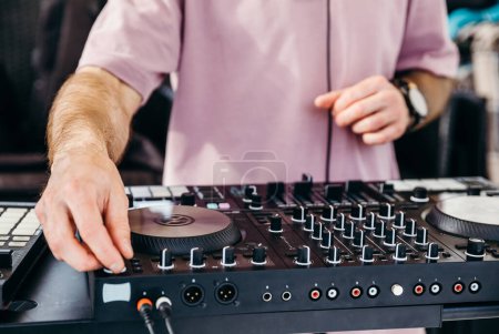 Téléchargez les photos : Console de mixage dj dans le club - en image libre de droit