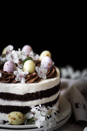 Foto de Productos horneados de Pascua con decoración de chocolate - Imagen libre de derechos