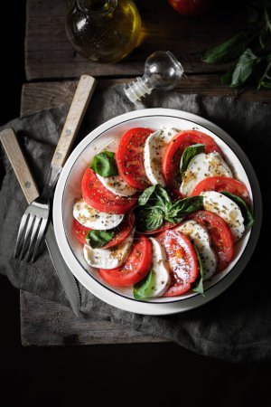 Foto de Ensalada Caprese italiana con tomates - Imagen libre de derechos