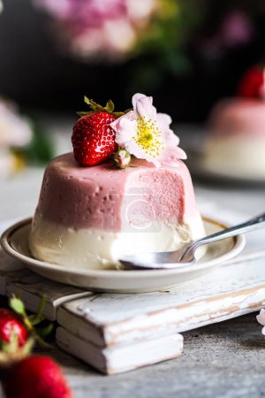 Téléchargez les photos : Dessert faible en calories avec des baies. panna cotta - en image libre de droit