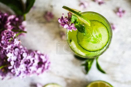 Téléchargez les photos : Boisson de désintoxication vert vif avec concombre - en image libre de droit