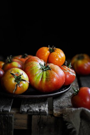 Téléchargez les photos : Tomates maison bio. légumes frais du jardin - en image libre de droit