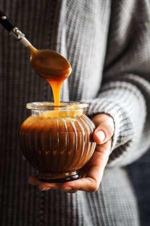 Téléchargez les photos : Caramel doux chaud. pot agréable pour la cuisine - en image libre de droit