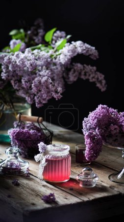 Foto de Primavera florecimiento lilac.still vida con flores y botellas de perfume - Imagen libre de derechos