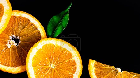 Téléchargez les photos : Coupe orange pour la décoration. emballage de jus - en image libre de droit