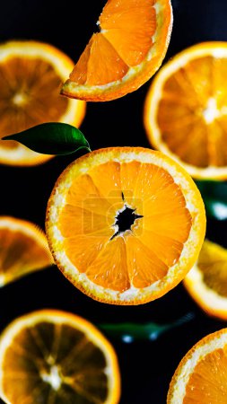 Téléchargez les photos : Couper les oranges sur une tranche. oranges juteuses - en image libre de droit