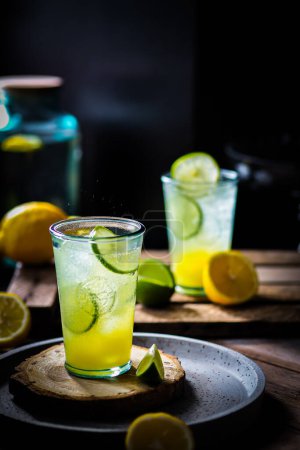 Téléchargez les photos : Jour d'été. limonade fraîche. lumière vive .boisson maison. cocktail - en image libre de droit